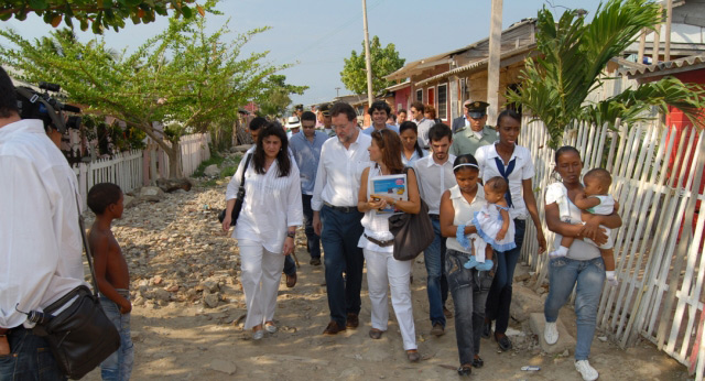 Mariano Rajoy recorriendo el barrio de La Candelaria (Cartagena de Indias, Colombia)