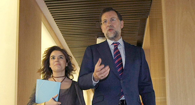 Mariano Rajoy, junto a la portavoz parlamentaria, Soraya Sáenz de Santamaría, han presidido una reunión con los diputados del Grupo Popular del área económica en las distintas comisiones de la CÃ