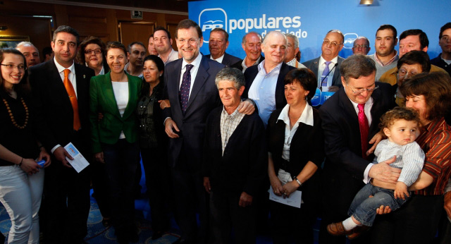 Foto de familia acto de entrega de carnets a afiliados del PP en Toledo