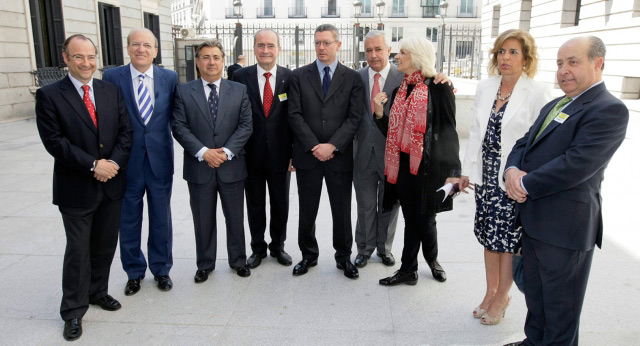 Foto de familia durante el acto del PP por la supervivencia de los gobiernos locales