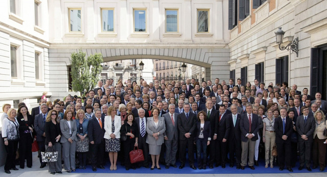 Foto de familia durante el acto del PP por la supervivencia de los gobiernos locales