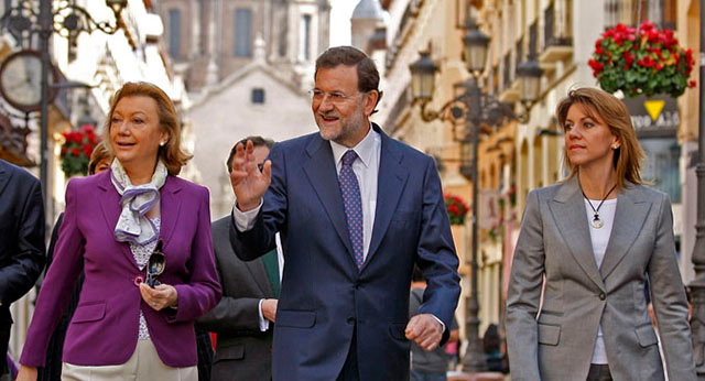 Mariano Rajoy pasea por las calles de Zaragoza acompañado por María Dolores de Cospedal y Luisa Fernanda Rudi