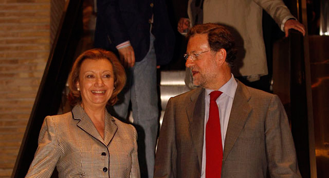 Luisa Fernanda Rudi acompaña a Mariano Rajoy a su llegada al acto