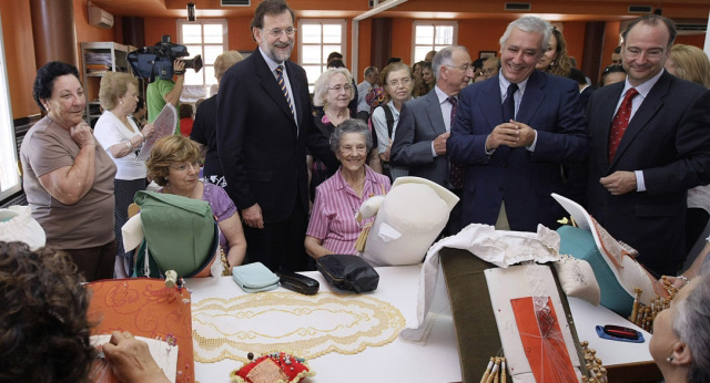 Mariano Rajoy y Javier Arenas visitan un centro de mayores en Almería