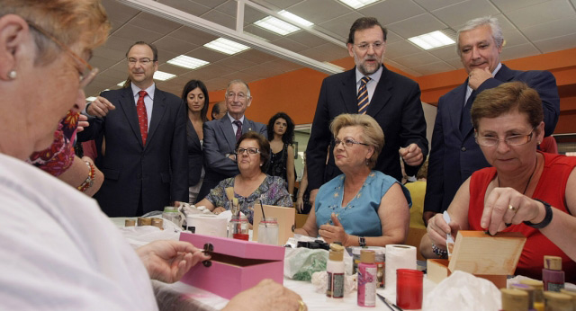 Mariano Rajoy y Javier Arenas visitan un centro de mayores en Almería