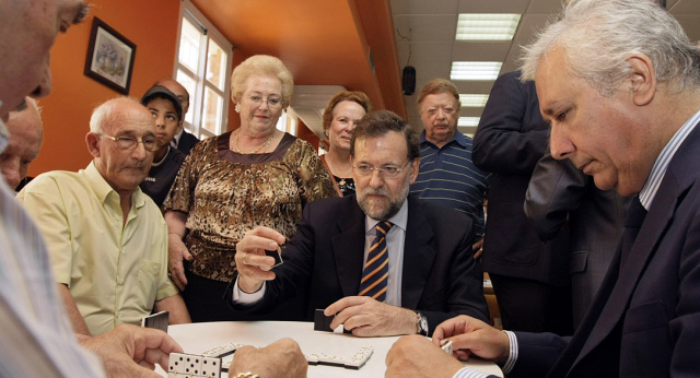 Mariano Rajoy y Javier Arenas visitan un centro de mayores en Almería
