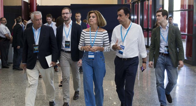 La Secretaria General, Mª Dolores de Cospedal junto a Fernando Martínez Maíllo a su llegada a la Conferencia Política