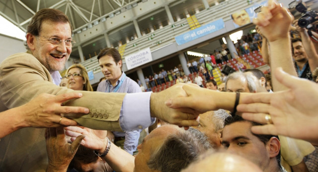 Mariano Rajoy saluda a varios asistentes al acto de Córdoba