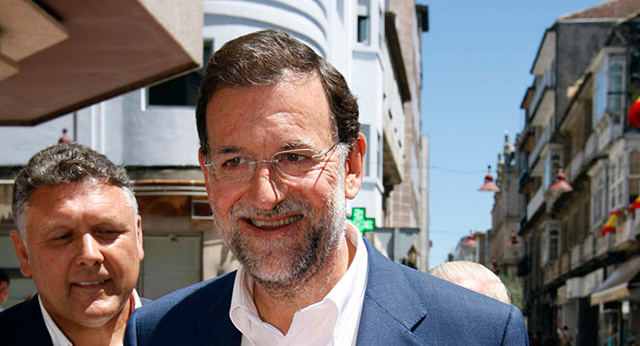 Mariano Rajoy posa con una camiseta de la selección española de fútbol