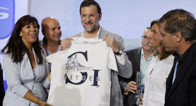 Alicia Sánchez-Camacho obsequia a Mariano Rajoy con una camiseta de Sitges