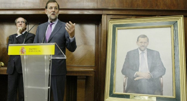 Rajoy asiste al acto de colocación de su retrato