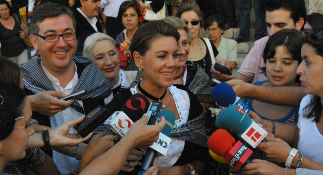 María Dolores de Cospedal atiende a los medios durante la ofrenda floral