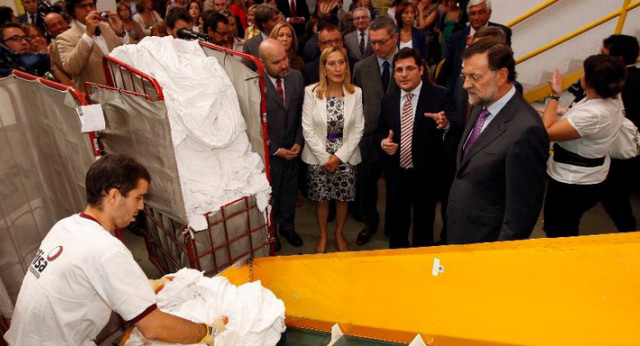 Mariano Rajoy, ha visitado las instalaciones de una lavandería industrial de la Fundación ONCE.
