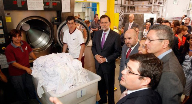 Mariano Rajoy, ha visitado las instalaciones de una lavandería industrial de la Fundación ONCE.