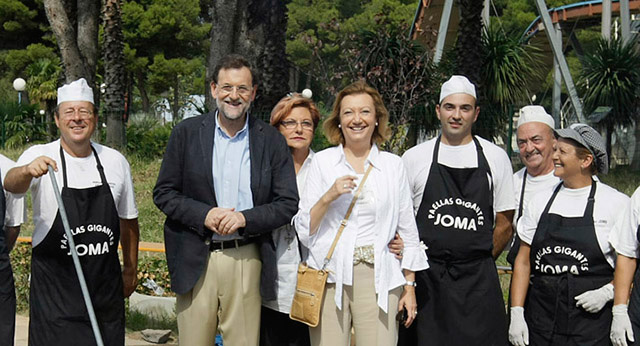 Mariano Rajoy con Luisa Fernanda Rudi en una paellada en Zaragoza