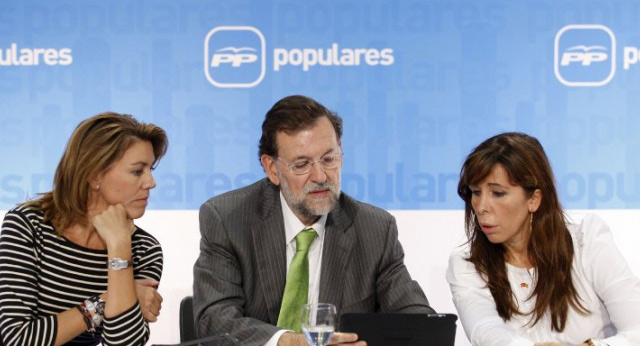 Mariano Rajoy muestra su Ipad a Alicia Sánchez Camacho y Maria Dolores de Cospedal