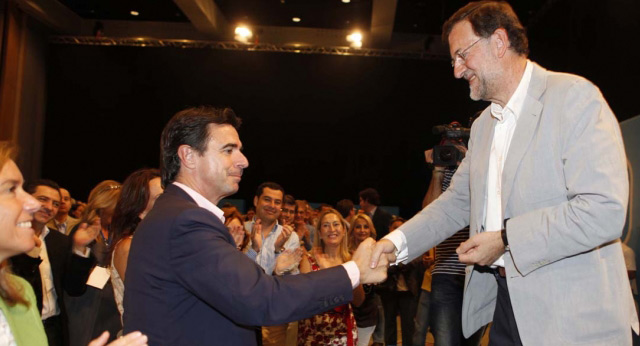 Mariano Rajoy saluda a José Manuel Soria