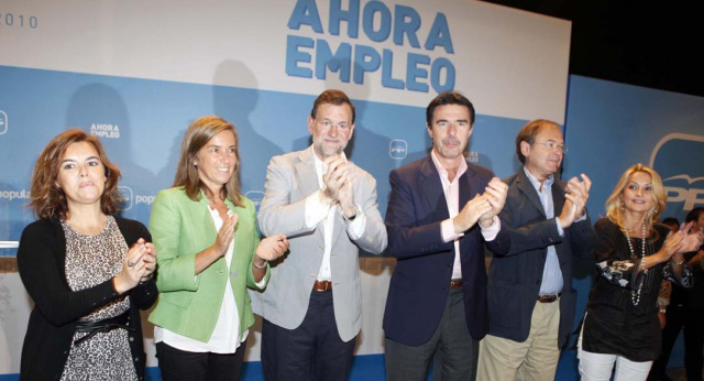 Mariano Rajoy, acompañado por Soraya Sáenz de Santamaría, Ana Mato, José Manuel Soria y Pío García-Escudero, en la clausura de la XVI Interparlamentaria Popular
