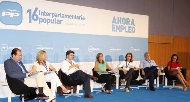 Ana Mato en la Mesa I: "Superar la crisis: objetivo prioritario para el PP"