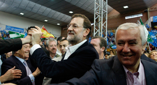 Mariano Rajoy y Javier Arenas saludan a los asistentes