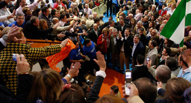 El presidente del Partido Popular, Mariano Rajoy, saluda a los asistentes