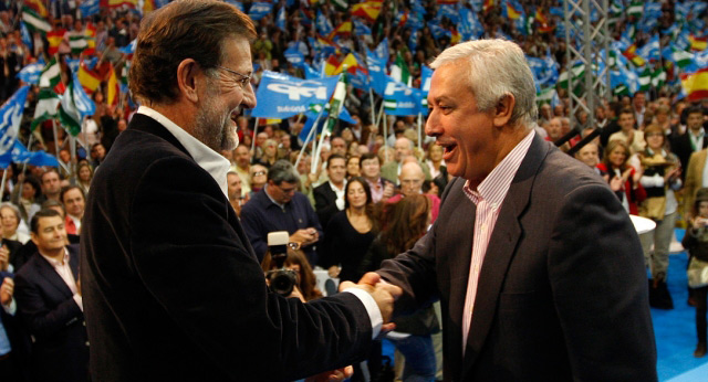 El saludo de Mariano Rajoy y Javier Arenas