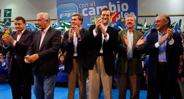 Mariano Rajoy a la llegada al acto, acompañado por Cristóbal Montoto y Javier Arenas