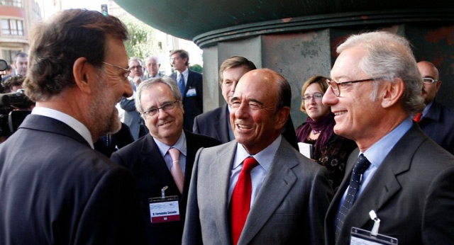 Mariano Rajoy saluda a Emilio Botín a su llegada al XIII Congreso Nacional de la Empresa Familiar
