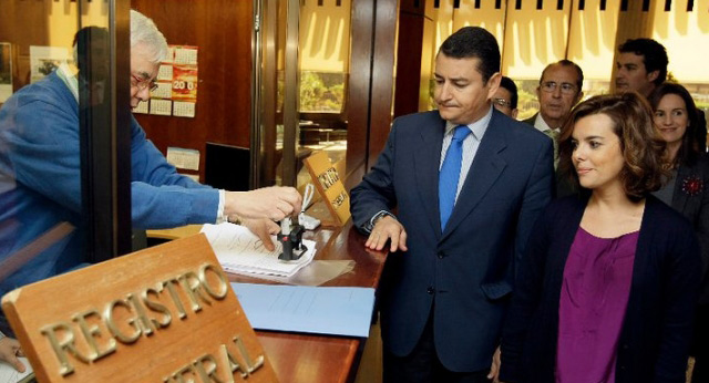 Sáenz de Santamaría entrega el recurso en el Constitucional