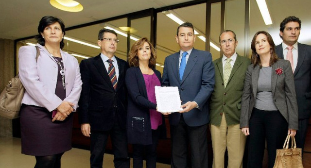 Sáenz de Santamaría entrega el recurso en el Constitucional