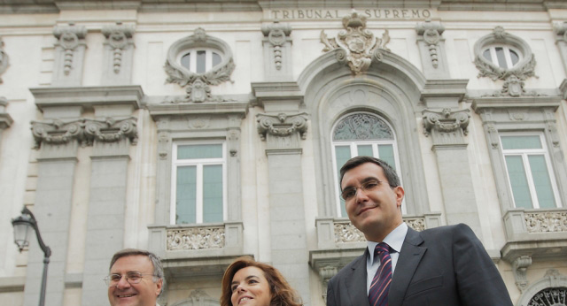 Soraya Sáenz de Santamaría junto a José Luis Ayllón y Arturo García Tizón en el Tribunal Supremo