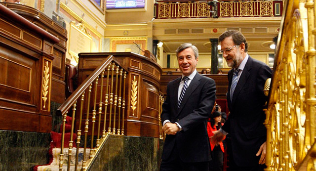 Mariano Rajoy con Ángel Acebes en el Congreso de los Diputados