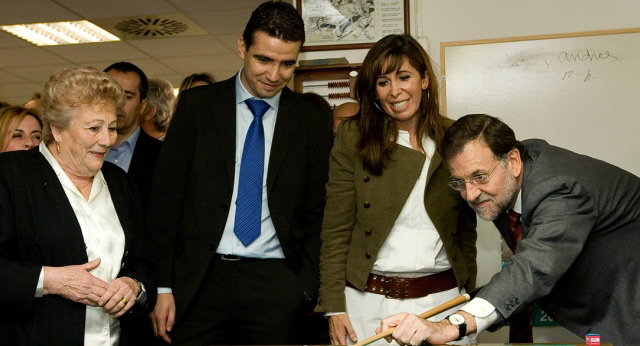 Mariano Rajoy y Alicia Sánchez Camacho visitan una residencia y un centro de día de mayores en Cerdanyola del Vallés