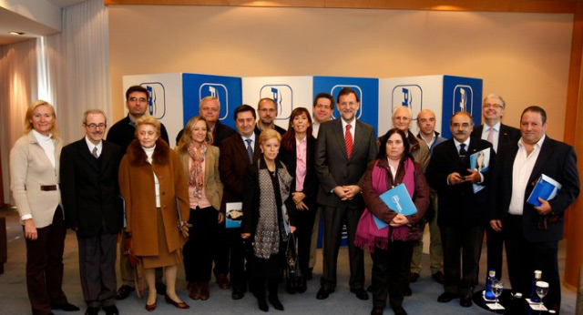 Rajoy y Sánchez Camacho se reúnen con asociaciones de familias