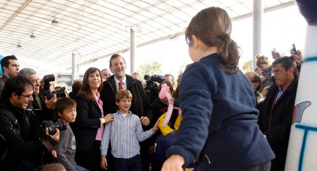 Rajoy y Sánchez Camacho se reúnen con asociaciones de familias