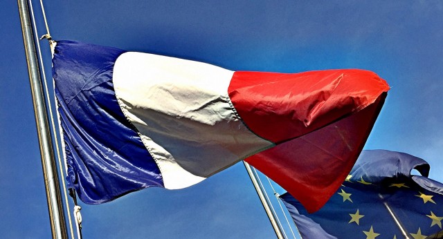 las banderas de Francia y la Unión Europea a media asta