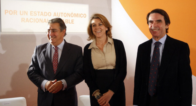 María Dolores de Cospedal junto a José Ignacio Zoido y José María Aznar en un acto de FAES