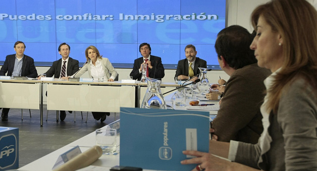 María Dolores de Cospedal preside una reunión de inmigración