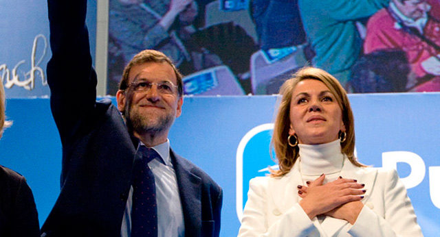La secretaria del PPCM, Mª Dolores de Cospedal, arropada por Mariano Rajoy en la presentación de su candidatura