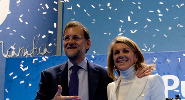 La secretaria del PPCM, Mª Dolores de Cospedal, arropada por Mariano Rajoy en la presentación de su candidatura