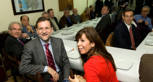 El presidente del partido popular, Mariano Rajoy, durante un paseo por Castelldefels.