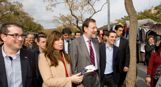 El presidente del partido popular, Mariano Rajoy, durante un paseo por Castelldefels.