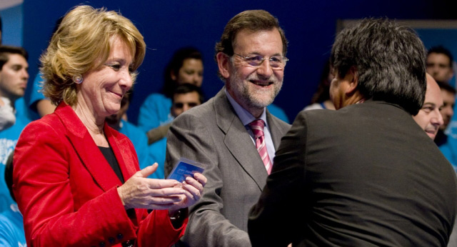 Mariano Rajoy y Esperanza Aguirre durante la entrega de carnés a los nuevos afiliados del PP