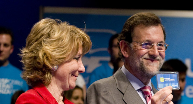 Mariano Rajoy y Esperanza Aguirre durante la entrega de carnés a los nuevos afiliados del PP