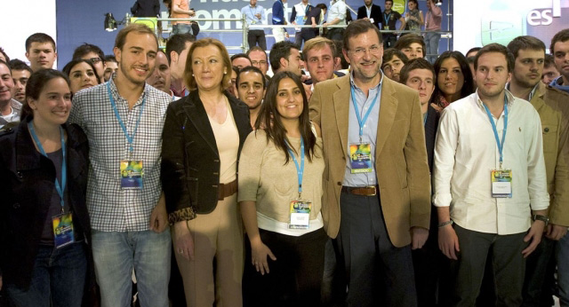 El presidente del PP, Mariano Rajoy, y Luisa Fernanda Rudi acompañan a la presidenta de NNGG, Beatriz Jurado