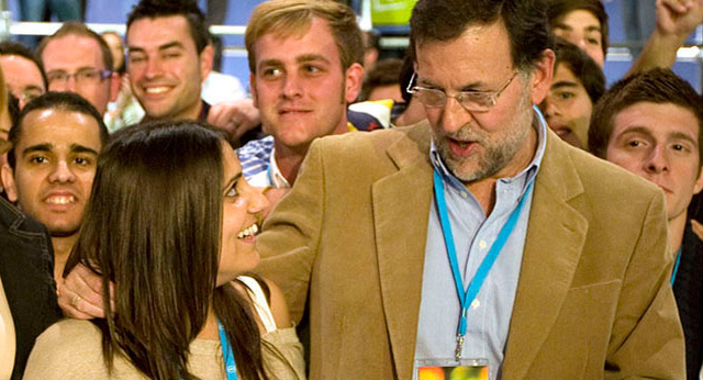 El presidente del PP, Mariano Rajoy, con la presidenta de NNGG, Beatriz Jurado