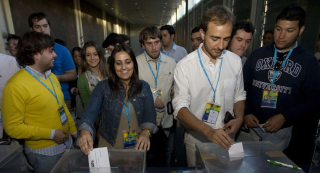 Beatriz Jurado y Javier Dorado votando Las votaciones