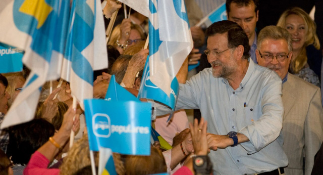 El presidente del PP, Mariano Rajoy, saluda a su llegada al acto