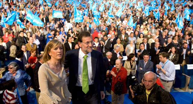 Mariano Rajoy acompaña a Isabel Pérez Espinosa a su llegada al acto