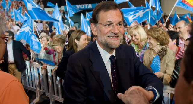 Mariano Rajoy, el presidente del PP, saluda a su llegada al acto